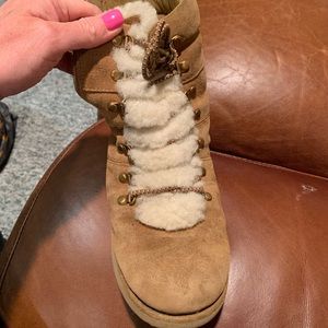 Girls uggs size 4. GUC side zip